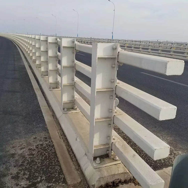 桥梁喷塑护栏的安全性介绍